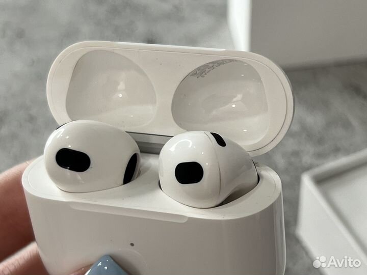 AirPods (3-го поколения)