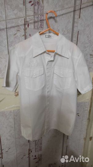 Рубашки (4) штуки жилетка (1) штука с 8-10 лет