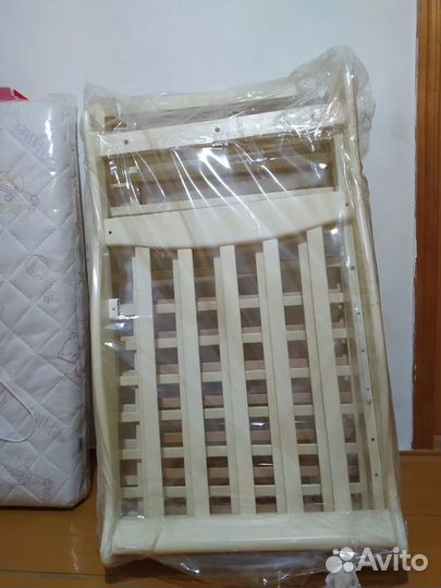 Детская кровать, столик для кормления,ходунок