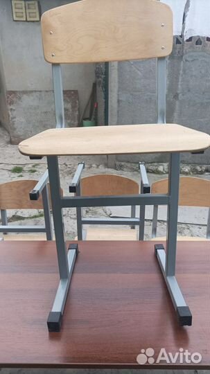 Парта школьная и 4 стула