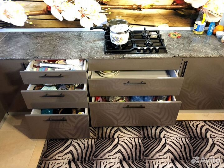 Кухонный гарнитур угловой современный