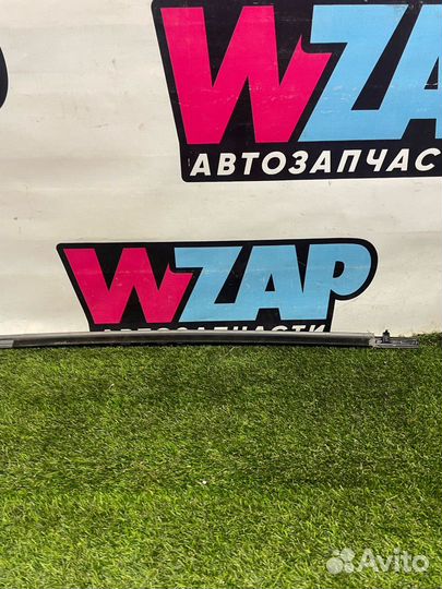 Молдинг стекла двери задней правой Honda HR-V