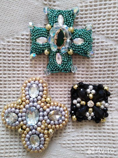 Брошь ручной работы из бисера