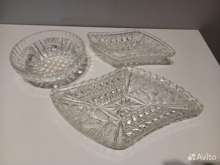 Хрустальные вазы с красивым узором