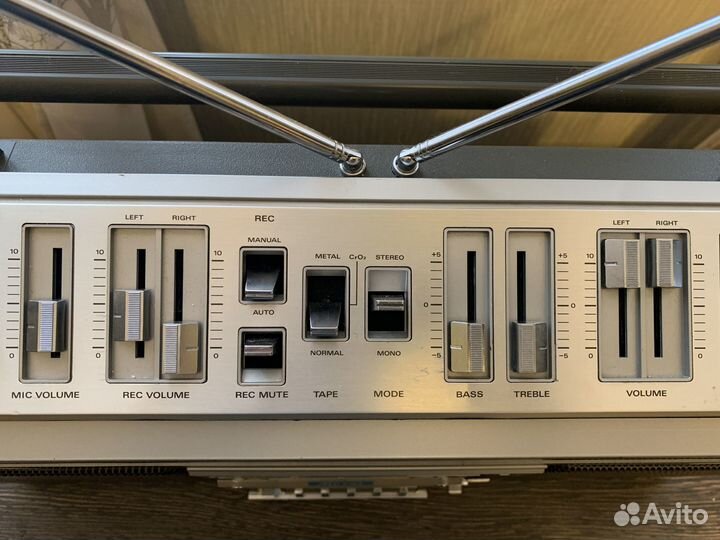 Магнитола Hitachi TRK-8800 Perdisco