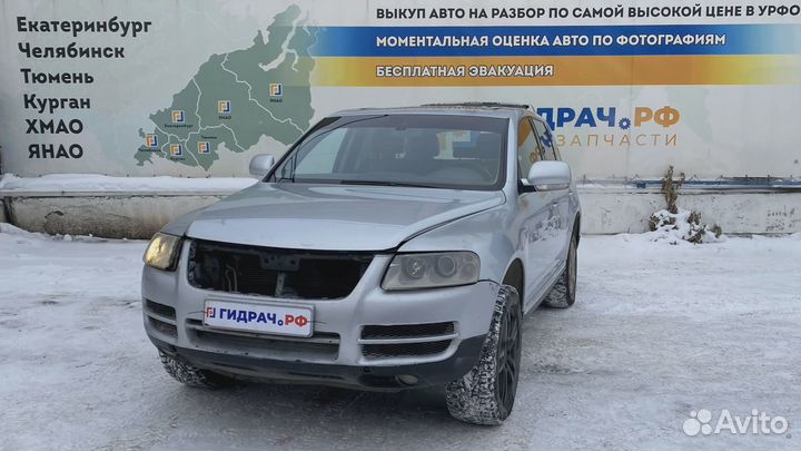 Пол багажника правый Volkswagen Touareg (GP) 7L0863528