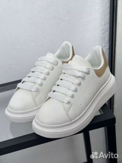 Кроссовки женские