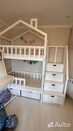 Детская кровать домик двухъярусная