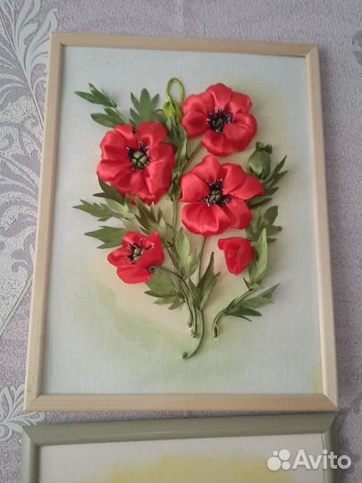 Картины вышиты лентами