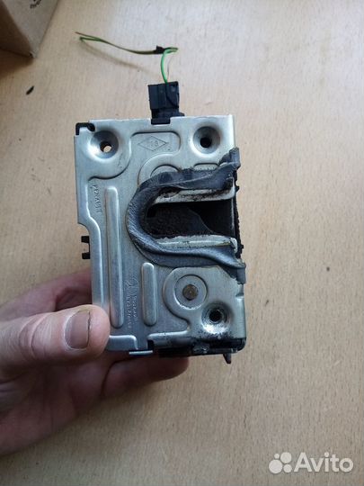 Замок задней правой двери renault sandero 1