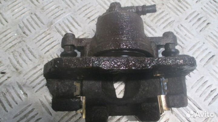 Суппорт передний правый Toyota Echo