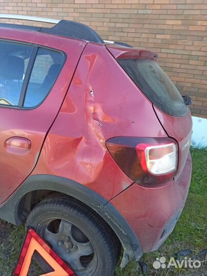 Renault Sandero Stepway 1.6 МТ, 2015, битый, 135 000 км