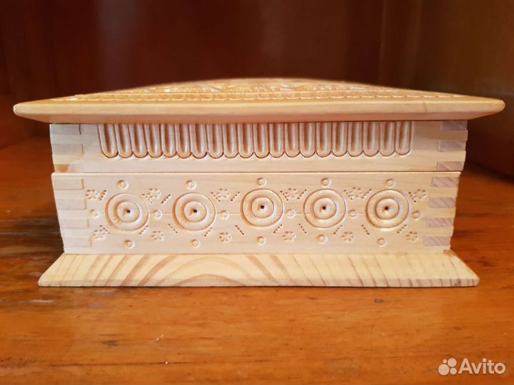 Деревянная шкатулка