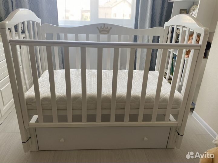 Детская кроватка с маятником