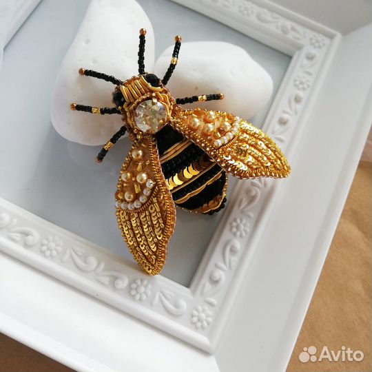 Брошь пчела из бисера