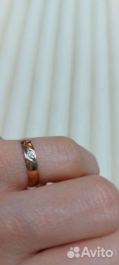 Золотое кольцо с бриллиантом
