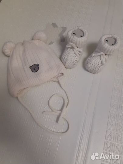 Шапочка на завязках и пинетки для новорождённого