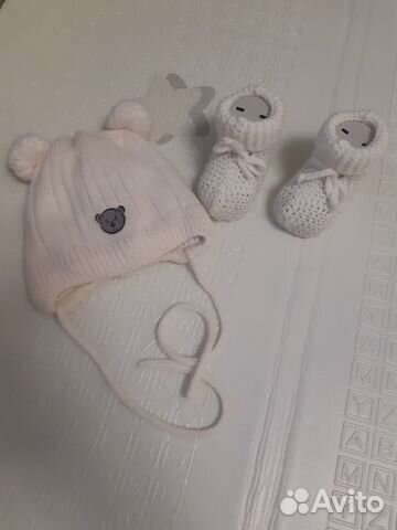 Шапочка на завязках и пинетки для новорождённого