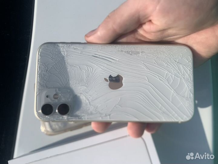 Телефон iPhone 11