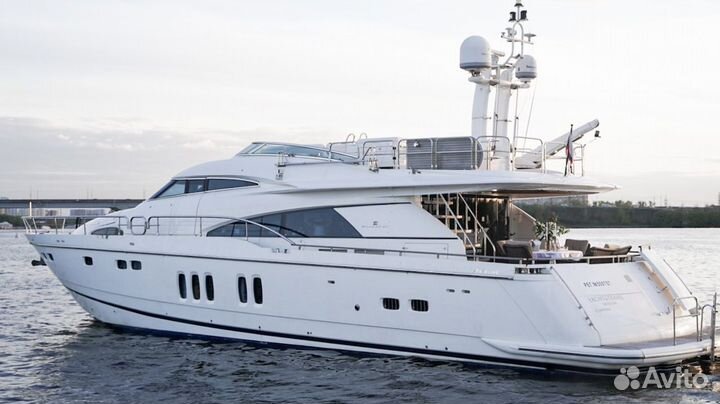 Аренда роскошной яхты с обслуживанием Москва