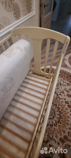 Детская кроватка с маятником