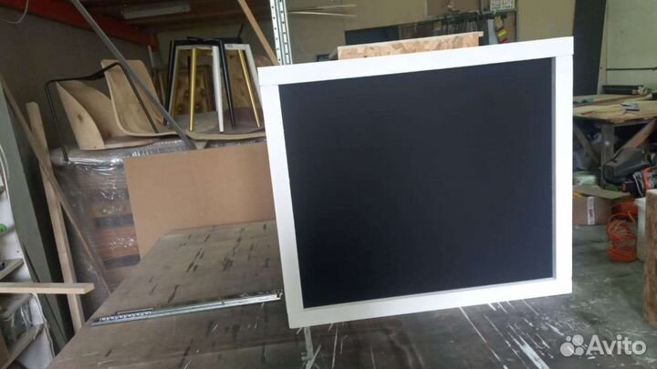 Меловая доска в белой рамке