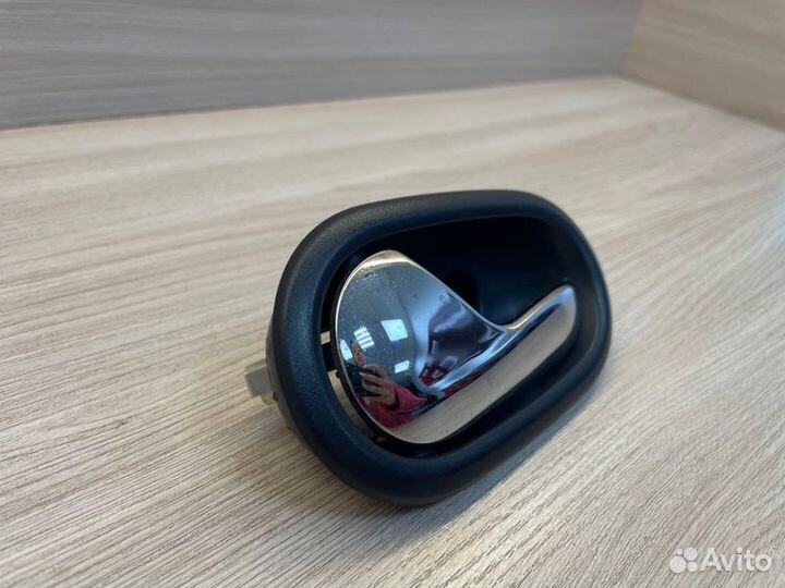 Внутренняя ручка двери левая Renault Logan