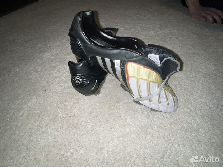 Футбольные бутсы adidas predator