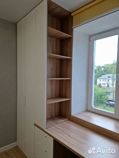 Рабочая зона у окна со шкафом