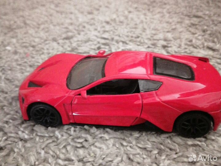 Машинка красная