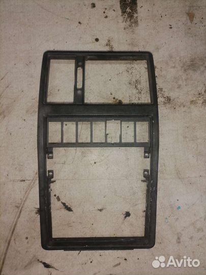 Центральная рамка в торпеду ауди 200