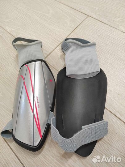 Футбольные детские щитки Nike Charge