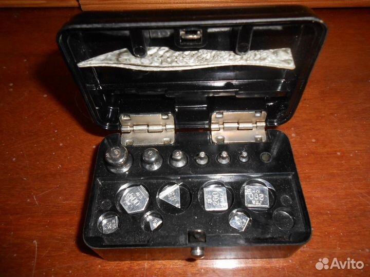 Набор гирь и весы