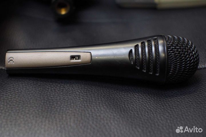 Гитарные педали, микрофоны и стойки