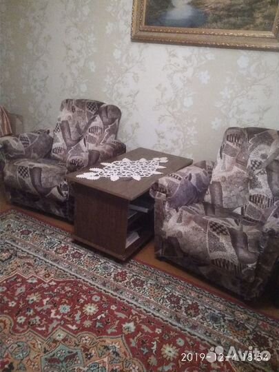 2 кресла и журнальный столик