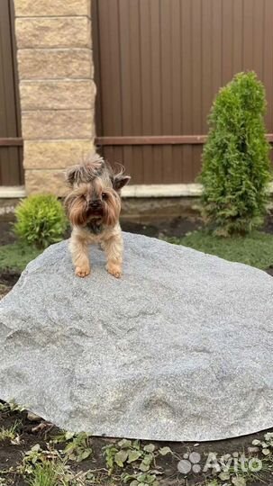 Декоративный камень валун на люк колодца