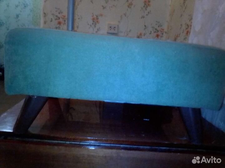 Вешалка напольная. Пуфик. Телевизор