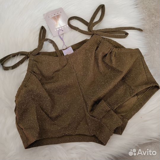 Шорты с вырезом