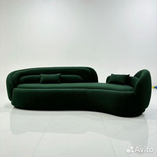 Стильный диван с подушками