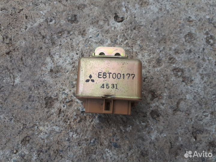 Реле топливного насоса Mitsubishi Pajero 2