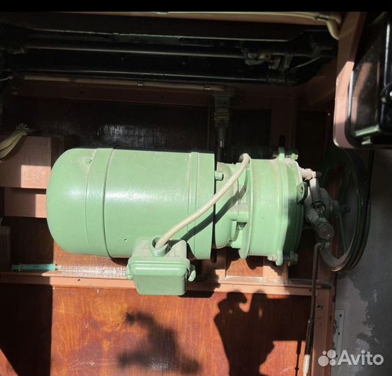 Двигатель с педалью на 220