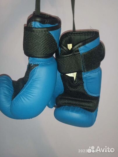 Боксёрские перчатки и шлем для бокса