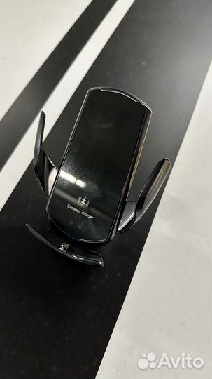 Держатель для телефона с беспроводной зарядкой