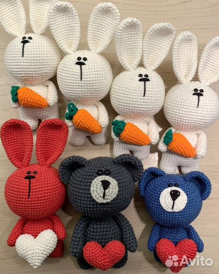 Вязаные игрушки зайки и мишки ручной работы