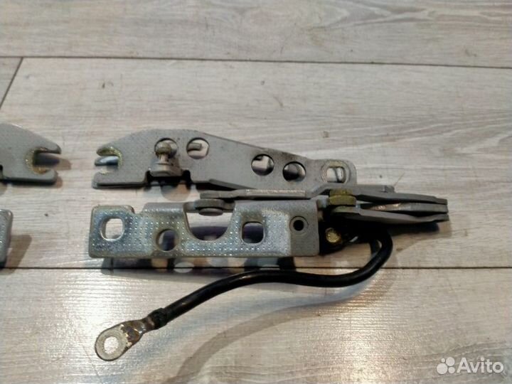 Петля капота Bmw 523I Левый Руль Пробег:38000 Км