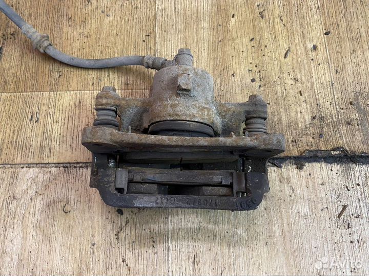 Суппорт передний правый Микра К11 Nissan Micra