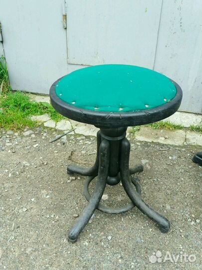 Старинные антикварные стулья для фортепиано всегда