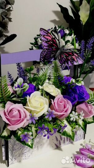 Корзина с букетом из пенных роз