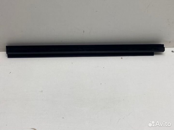 Уплотнитель стекла двери задний правый Toyota