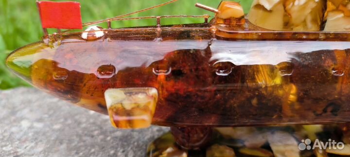 Подводная лодка из янтаря
